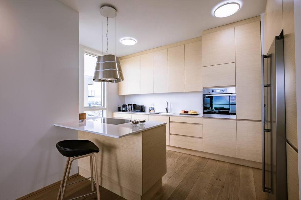 Luxury Downtown With Stunning Views *